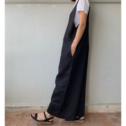 忙しい朝にも。春夏の“大人の楽ちん“サロペットパンツ 　リネン100のオールインワン。 Vネック  黒色 4枚目の画像