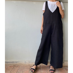 忙しい朝にも。春夏の“大人の楽ちん“サロペットパンツ 　リネン100のオールインワン。 Vネック  黒色 5枚目の画像