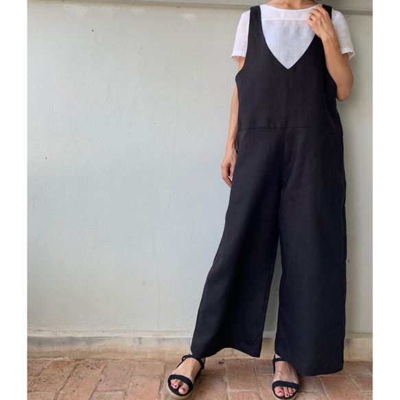 忙しい朝にも。春夏の“大人の楽ちん“サロペットパンツ 　リネン100のオールインワン。 Vネック  黒色 5枚目の画像