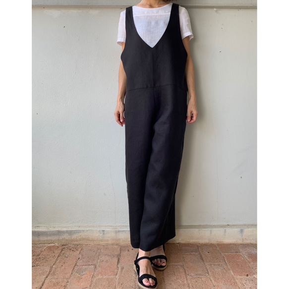 忙しい朝にも。春夏の“大人の楽ちん“サロペットパンツ 　リネン100のオールインワン。 Vネック  黒色 7枚目の画像