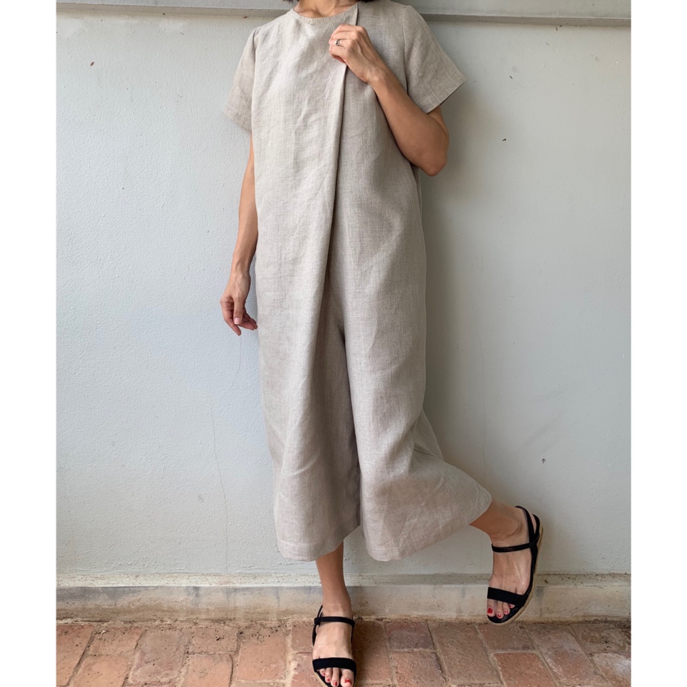 “大人のリラックスシルエット“オールインワン。リネン100の大きなタック入りワイドパンツ。  生成り色