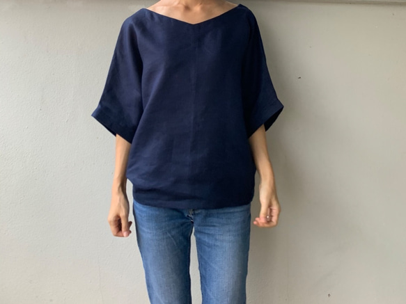 着脱楽らく。ふんわりシルエットで魅せるさりげない甘さ。 Vネックリネンブラウス　ゴム入り　プルオーバー　紺色 1枚目の画像