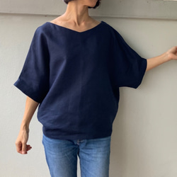 着脱楽らく。ふんわりシルエットで魅せるさりげない甘さ。 Vネックリネンブラウス　ゴム入り　プルオーバー　紺色 2枚目の画像