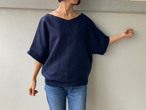 着脱楽らく。ふんわりシルエットで魅せるさりげない甘さ。 Vネックリネンブラウス　ゴム入り　プルオーバー　紺色 2枚目の画像