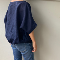 着脱楽らく。ふんわりシルエットで魅せるさりげない甘さ。 Vネックリネンブラウス　ゴム入り　プルオーバー　紺色 3枚目の画像