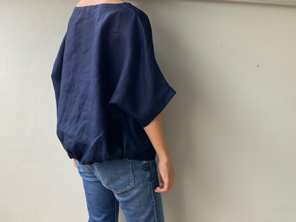 着脱楽らく。ふんわりシルエットで魅せるさりげない甘さ。 Vネックリネンブラウス　ゴム入り　プルオーバー　紺色 3枚目の画像