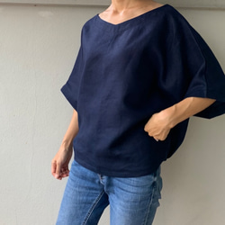 着脱楽らく。ふんわりシルエットで魅せるさりげない甘さ。 Vネックリネンブラウス　ゴム入り　プルオーバー　紺色 4枚目の画像