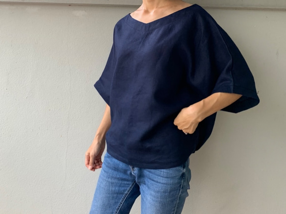 着脱楽らく。ふんわりシルエットで魅せるさりげない甘さ。 Vネックリネンブラウス　ゴム入り　プルオーバー　紺色 4枚目の画像