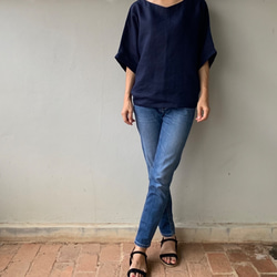 着脱楽らく。ふんわりシルエットで魅せるさりげない甘さ。 Vネックリネンブラウス　ゴム入り　プルオーバー　紺色 5枚目の画像