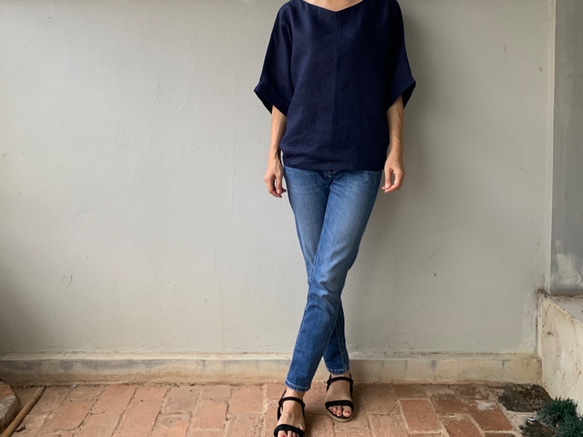 着脱楽らく。ふんわりシルエットで魅せるさりげない甘さ。 Vネックリネンブラウス　ゴム入り　プルオーバー　紺色 5枚目の画像