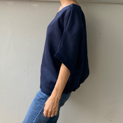 着脱楽らく。ふんわりシルエットで魅せるさりげない甘さ。 Vネックリネンブラウス　ゴム入り　プルオーバー　紺色 6枚目の画像