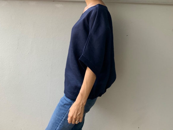 着脱楽らく。ふんわりシルエットで魅せるさりげない甘さ。 Vネックリネンブラウス　ゴム入り　プルオーバー　紺色 6枚目の画像