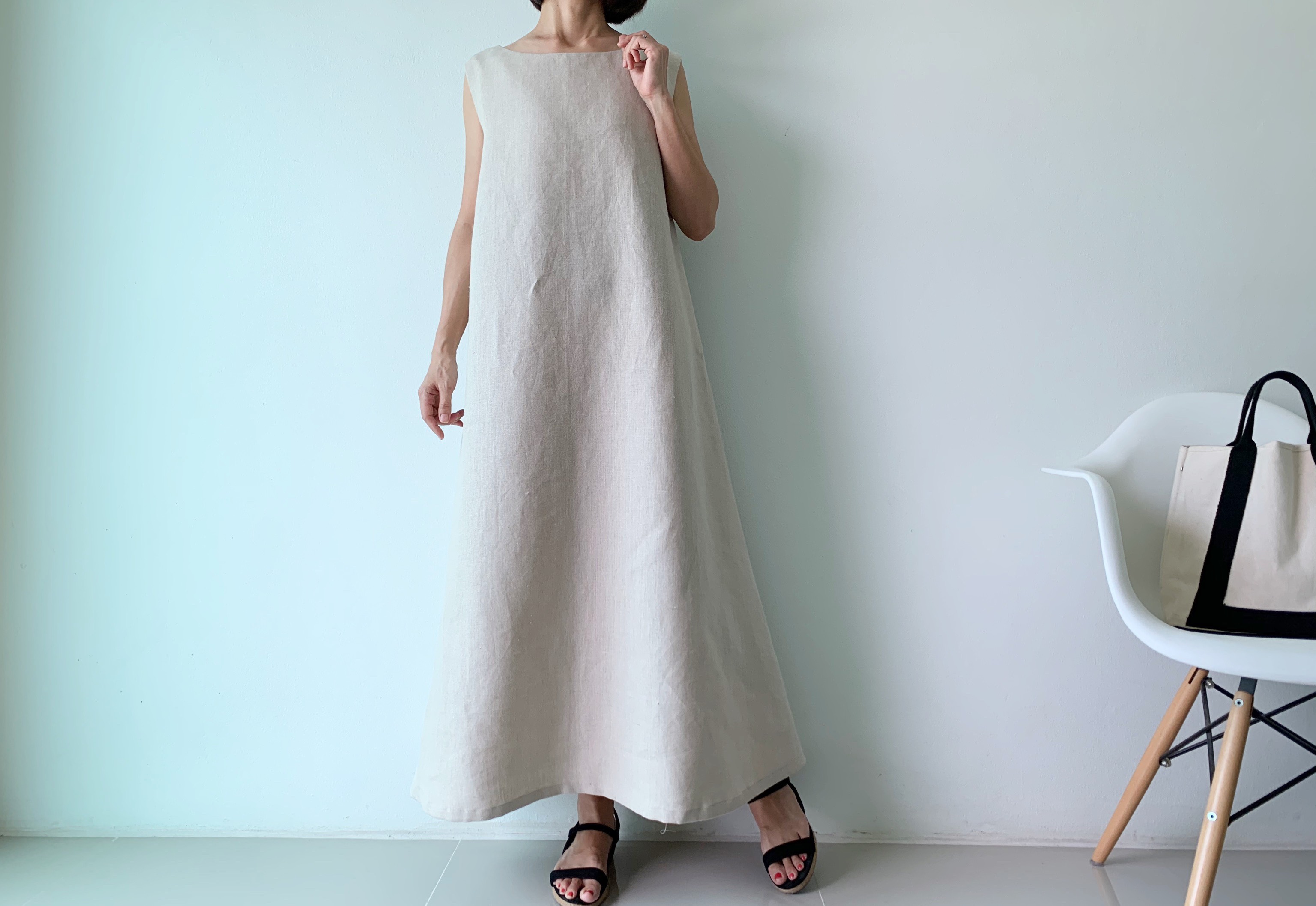 体型を選ばない美しさ。1枚でサマになるAラインフレアロングワンピース リネン 生成り色 ノースリーブ