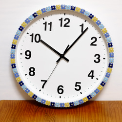 【電波時計に変更可能】美濃焼のお花の掛け時計　ブルー＆イエロー 1枚目の画像