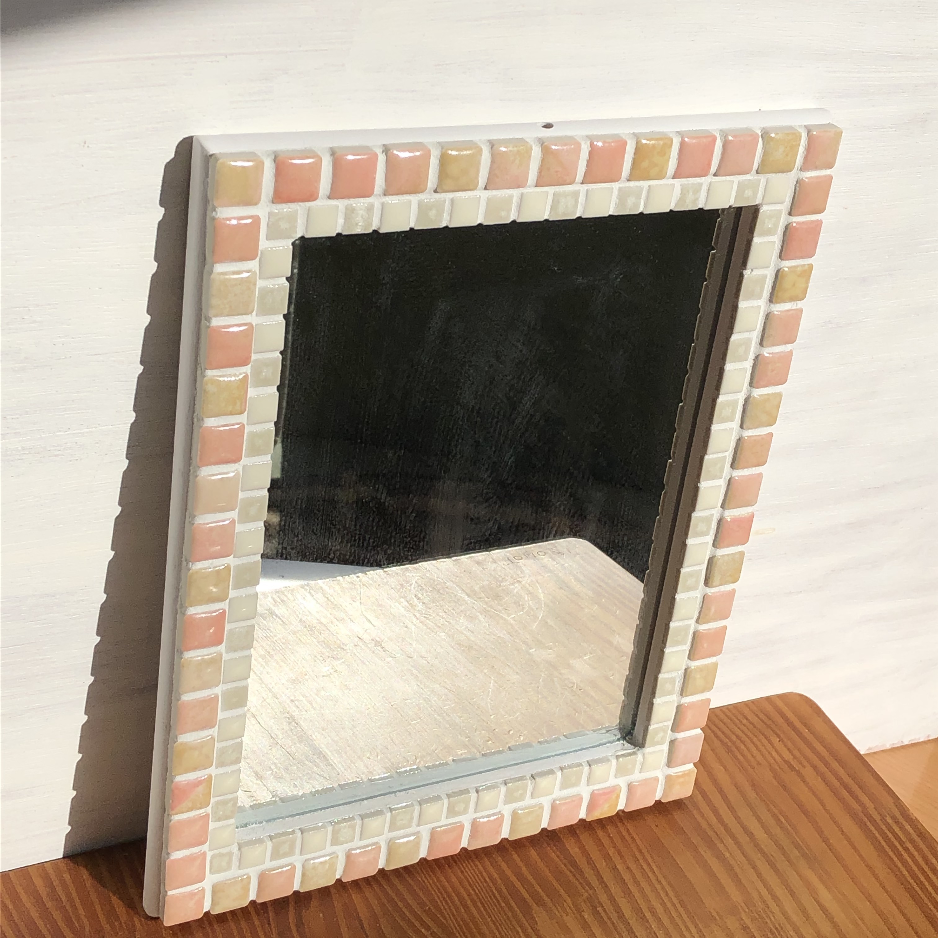 マーブル模様のタイルの四角いミラー　フレンチピンク　美濃焼モザイクタイル　壁掛け鏡　起き型併用　長方形　四角