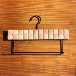 美濃焼タイルのぷっくりタイルのタオルハンガー　フレンチピンク＆ベージュ 1枚目の画像