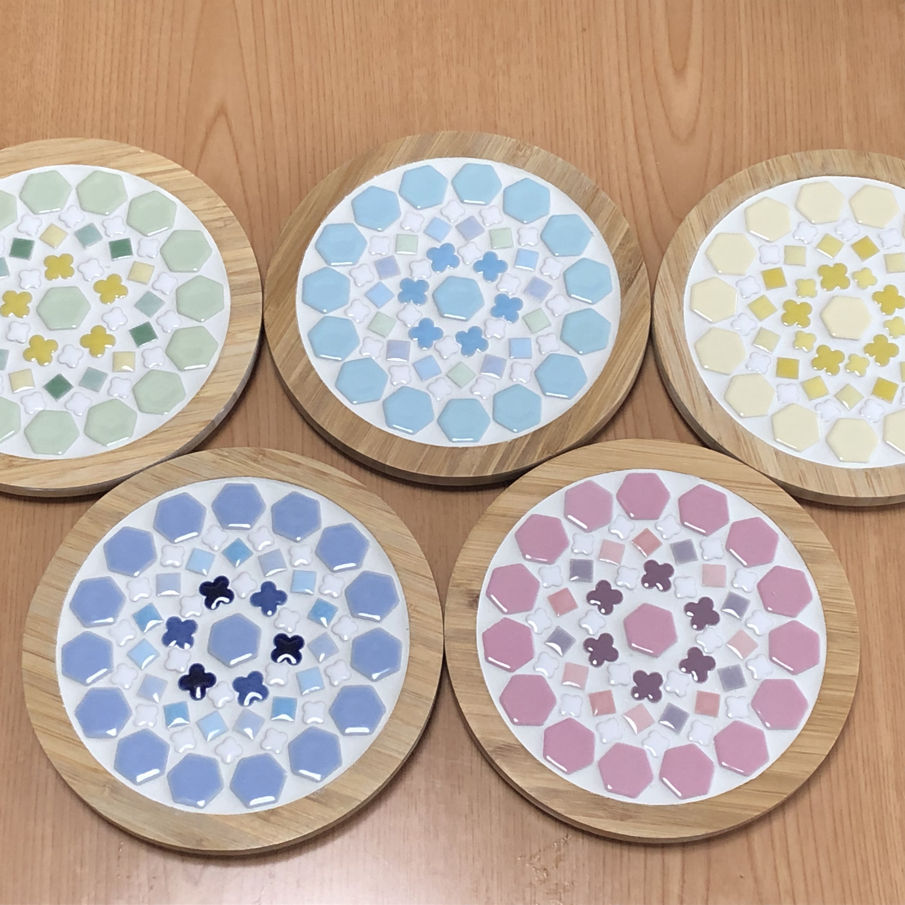 プレゼントにおすすめ☆レトロな鍋敷き＆コースターのセット　スカイブルー　木製鍋しき　美濃焼モザイクタイル