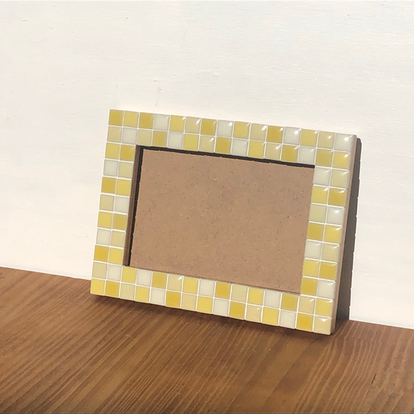 L版または2L版イエローのフォトフレーム 美濃焼モザイクタイル 木製