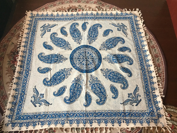 ペルシャ絨毯風の布、更紗120cm×120cmテーブルクロススファーカバー(persian carpet table 1枚目の画像