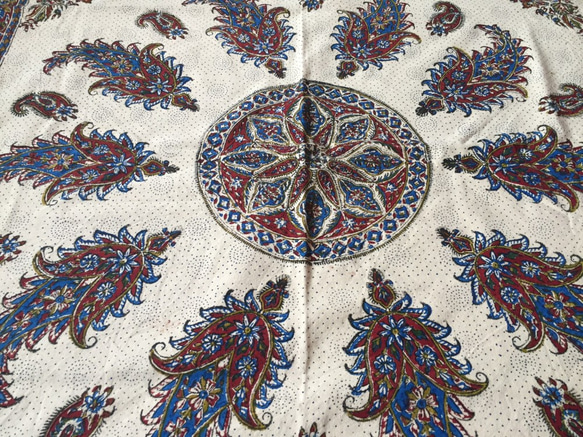 ペルシャ絨毯風の布更紗100cm×100cmテーブルクロススファーカバー 2枚目の画像