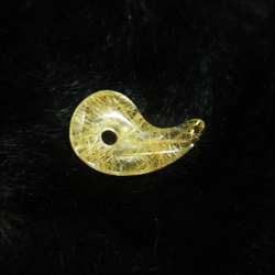 現品一点物 ゴールドルチル 勾玉 Ｍｒ４１ 金針水晶 お守り 不思議な力 天然石 パワーストーン 人気 ネックレス 1枚目の画像