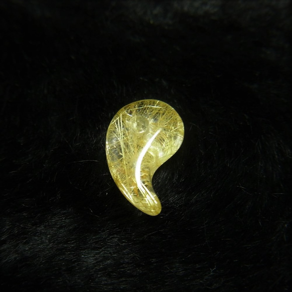 現品一点物 ゴールドルチル 勾玉 Ｍｒ４１ 金針水晶 お守り 不思議な力 天然石 パワーストーン 人気 ネックレス 5枚目の画像