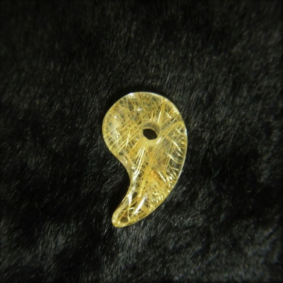 現品一点物 ゴールドルチル 勾玉 Ｍｒ４１ 金針水晶 お守り 不思議な力 天然石 パワーストーン 人気 ネックレス 7枚目の画像
