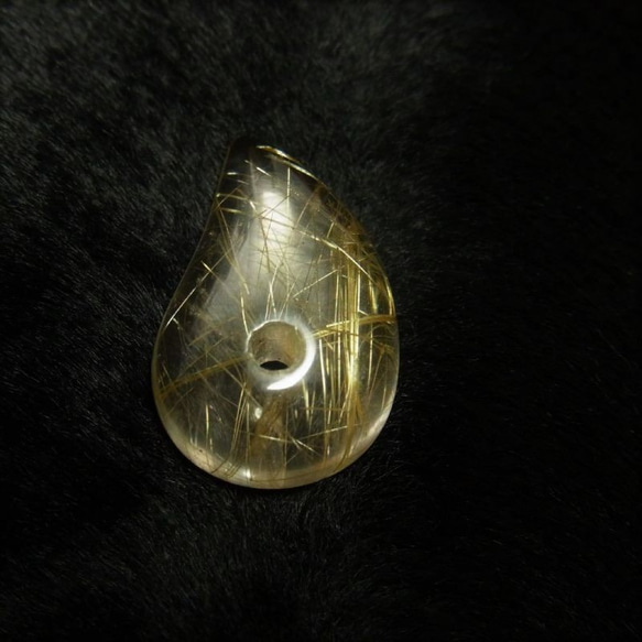 イチオシ 現品一点物 ゴールドルチル 大きい 勾玉 Ｍｒ４２ 金針水晶 お守り 不思議な力 天然石 パワーストーン 2枚目の画像