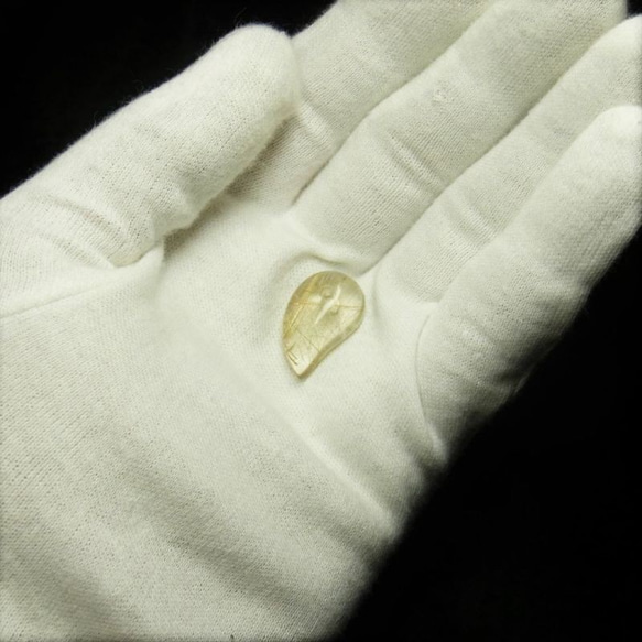 イチオシ 現品一点物 ゴールドルチル 大きい 勾玉 Ｍｒ４２ 金針水晶 お守り 不思議な力 天然石 パワーストーン 3枚目の画像
