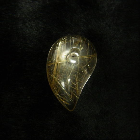 イチオシ 現品一点物 ゴールドルチル 大きい 勾玉 Ｍｒ４２ 金針水晶 お守り 不思議な力 天然石 パワーストーン 4枚目の画像