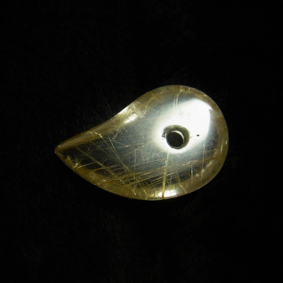 イチオシ 現品一点物 ゴールドルチル 大きい 勾玉 Ｍｒ４２ 金針水晶 お守り 不思議な力 天然石 パワーストーン 5枚目の画像