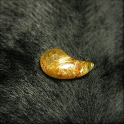 現品一点物 濃密 ゴールドルチル 勾玉 Ｍｒ４３ 金針水晶 お守り 不思議な力 天然石 ストーン 人気 ネックレス 3枚目の画像
