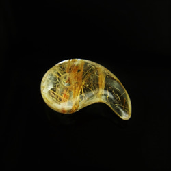 【ルチルの輝きがすごい】 現品一点物 ゴールドタイチンルチル 勾玉 Ｍｒ６３ 金針水晶 お守り 不思議な力 天然石パワー 3枚目の画像