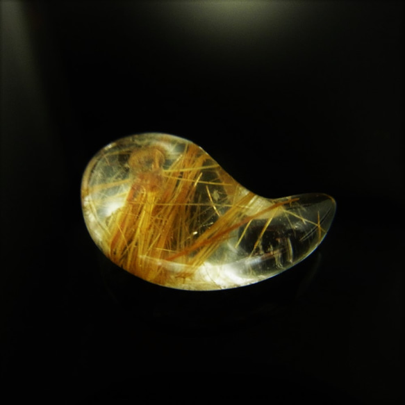 【ルチルの輝きがすごい】 現品一点物 ゴールドタイチンルチル 勾玉 Ｍｒ６３ 金針水晶 お守り 不思議な力 天然石パワー 4枚目の画像