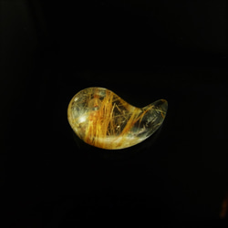 【ルチルの輝きがすごい】 現品一点物 ゴールドタイチンルチル 勾玉 Ｍｒ６３ 金針水晶 お守り 不思議な力 天然石パワー 6枚目の画像
