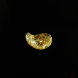 【ルチルの輝きがすごい】 現品一点物 ゴールドタイチンルチル 勾玉 Ｍｒ６３ 金針水晶 お守り 不思議な力 天然石パワー 7枚目の画像
