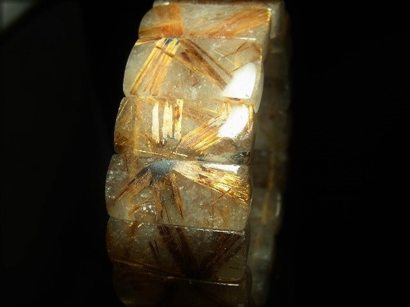 イチオシ 現品一点物 太陽放射タイガータイチンルチル バングル 虎目金針水晶 ２７－２８ミリ 数珠 Ｔｉｒｂ３ １２５ｇ 9枚目の画像