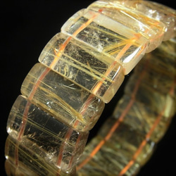 イチオシ 現品一点物 ゴールドルチル クォーツ バングル 22－23ミリ シラー入り レインボー 虹入金針水晶 数珠 2枚目の画像