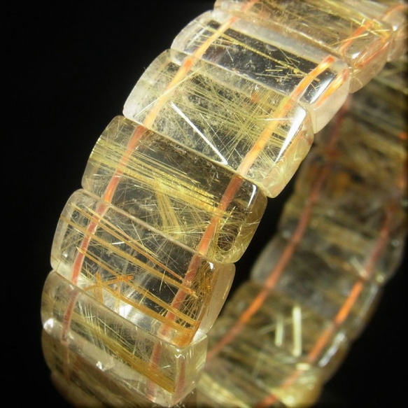 イチオシ 現品一点物 ゴールドルチル クォーツ バングル 22－23ミリ シラー入り レインボー 虹入金針水晶 数珠 4枚目の画像