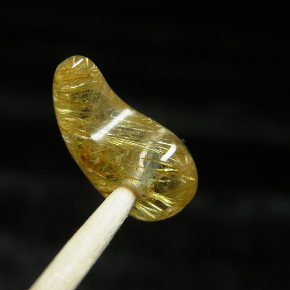 極上 透明度抜群 現品一点物 ゴールドルチル 勾玉 Ｍｒ２６ 金針水晶 お守り 不思議な力 天然石 パワーストーン 2枚目の画像