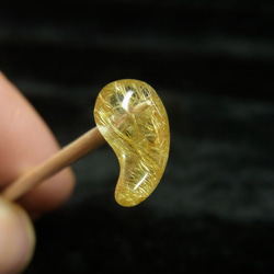 極上 透明度抜群 現品一点物 ゴールドルチル 勾玉 Ｍｒ２６ 金針水晶 お守り 不思議な力 天然石 パワーストーン 3枚目の画像
