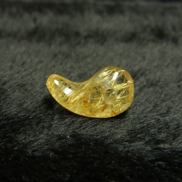 極上 透明度抜群 現品一点物 ゴールドルチル 勾玉 Ｍｒ２６ 金針水晶 お守り 不思議な力 天然石 パワーストーン 4枚目の画像