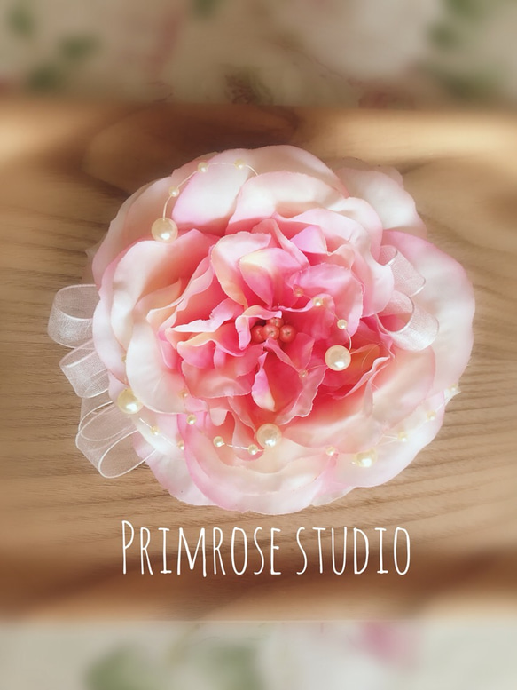 バラのコサージュ ピンクカラー パールつき 1枚目の画像