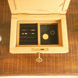 鍵のかかるアクセサリーケース（指輪収納付き） 2枚目の画像