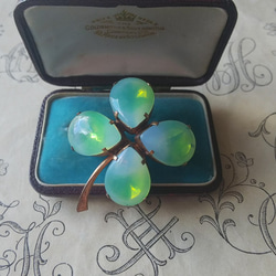 ＊D様ご予約品　ヴィンテージ　四つ葉のクローバー（Green Opaline Glass）ブローチ 1枚目の画像