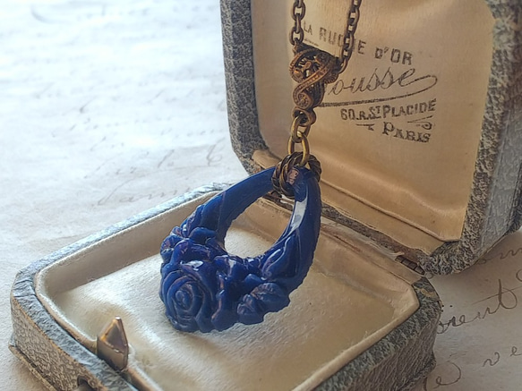 アンティーク　ラピスラズリBlue薔薇（34×29㎜）　真鍮古美ネックレス 2枚目の画像
