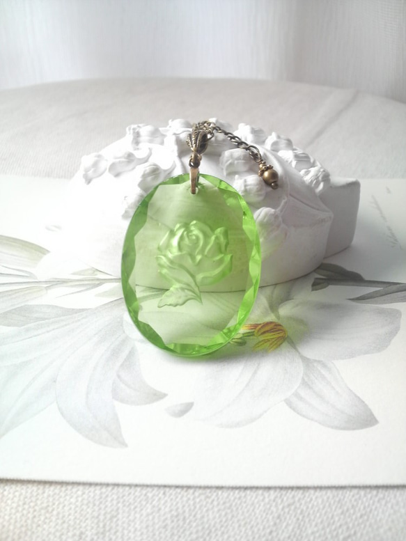 ＊H様ご予約品 ヴィンテージ　Peridot薔薇インタリオ　ネックレス 1枚目の画像