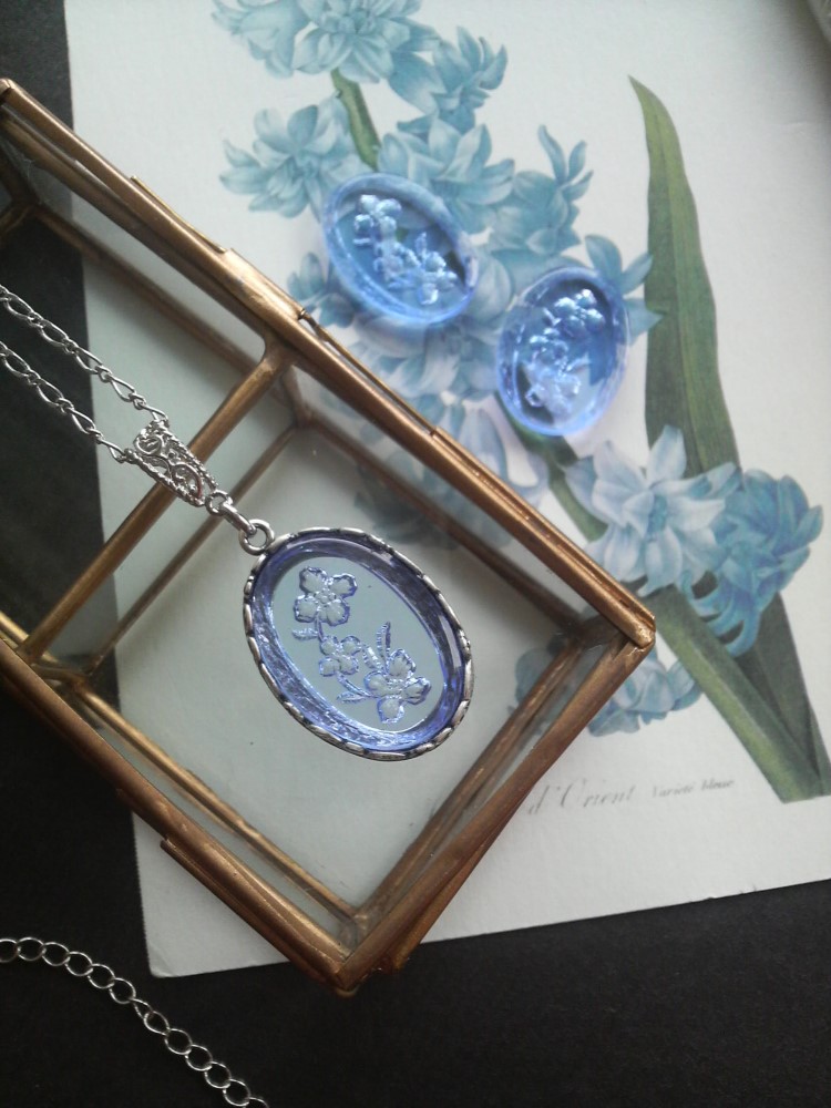 ヴィンテージ　すみれ淡Blue　クラシカルシルバーネックレス