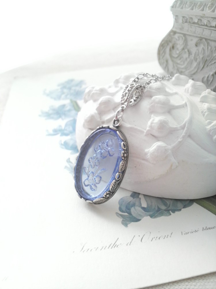 ヴィンテージ　すみれ淡Blue　クラシカルシルバーネックレス