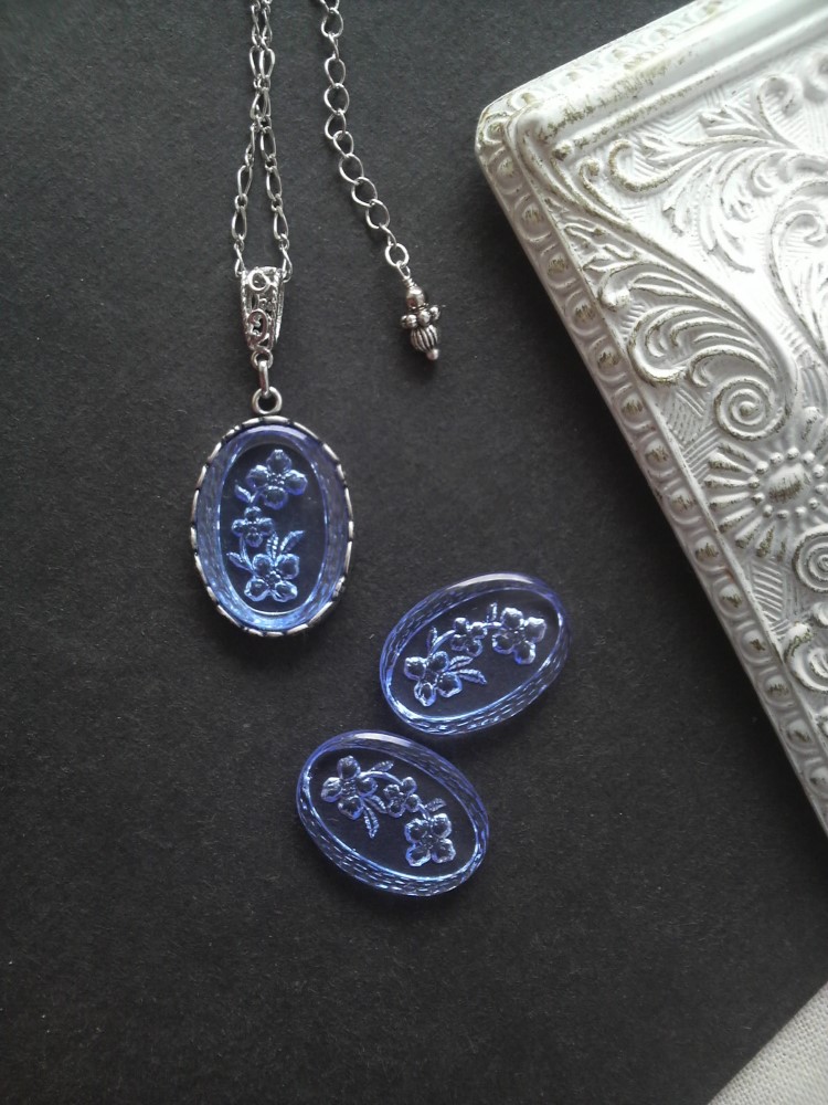 ヴィンテージ　すみれ淡Blue　クラシカルシルバーネックレス
